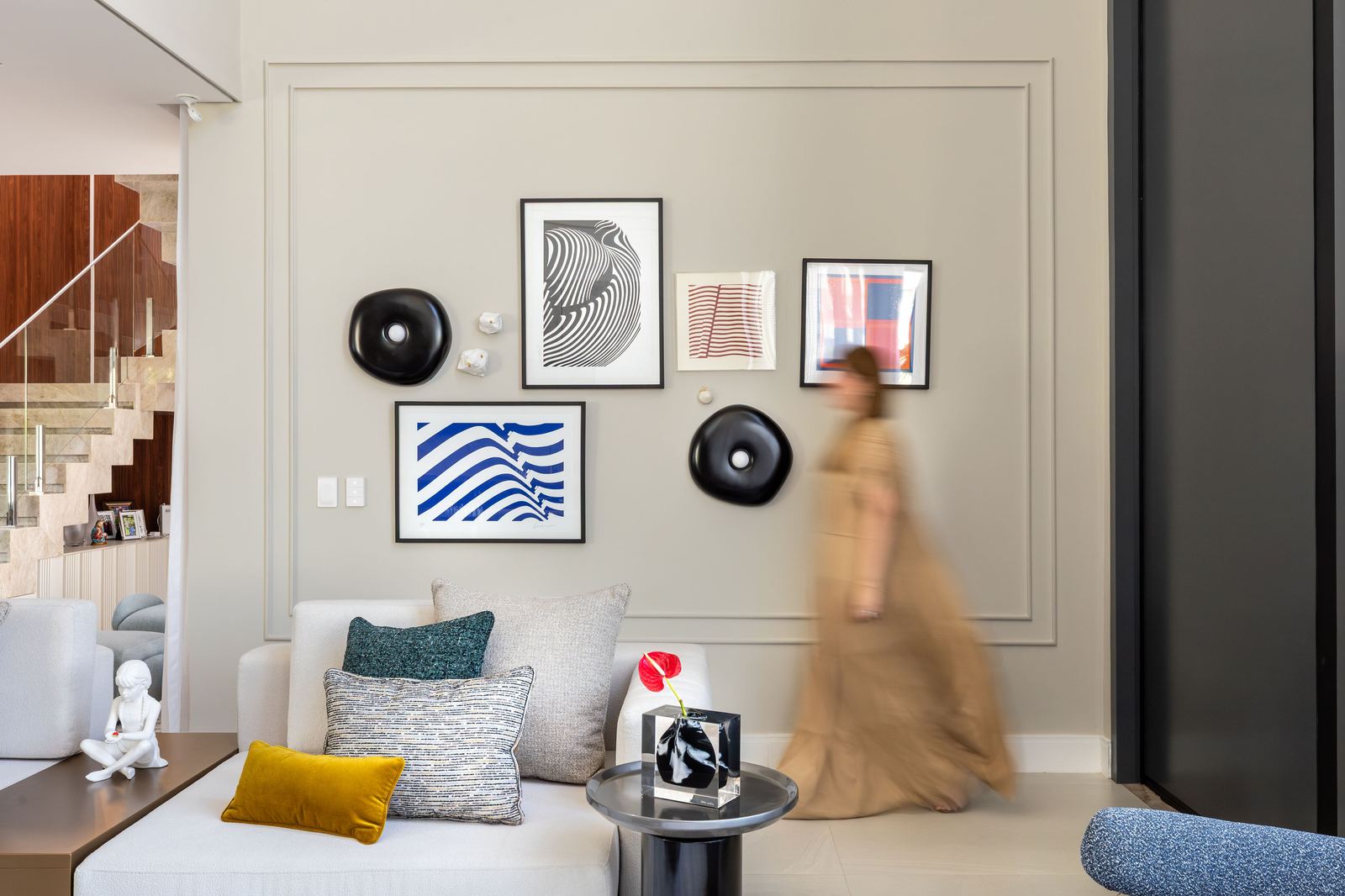 Sala residencial de alto padrão com curadoria de arte assinada por Laís Costa